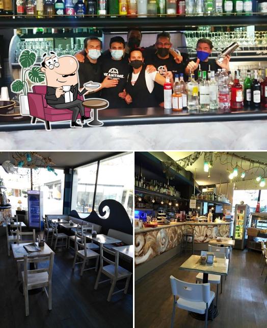 La interni e bancone da bar del ristorante