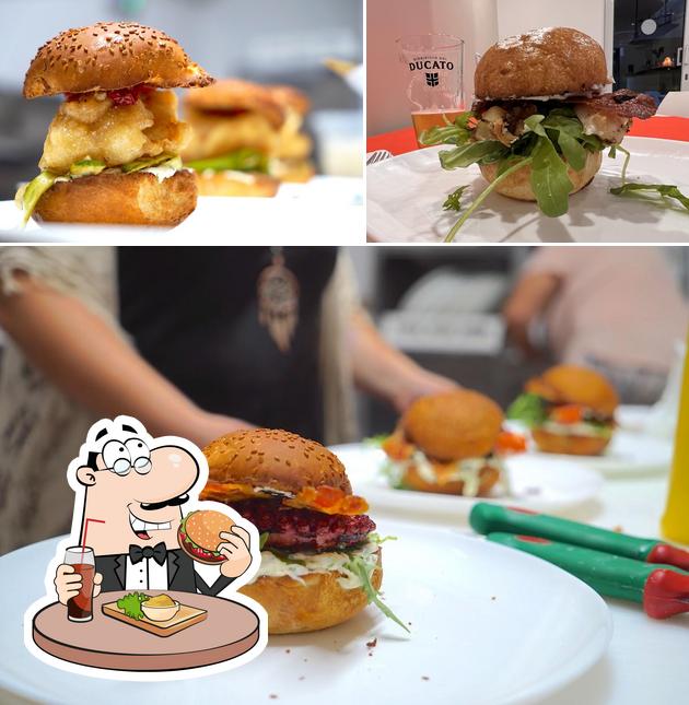 Ordina un hamburger a Cartocceria Alessandrina