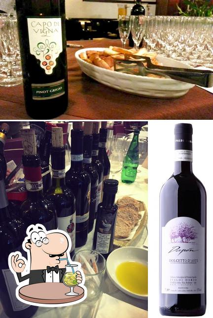 Goditi un drink dal menu