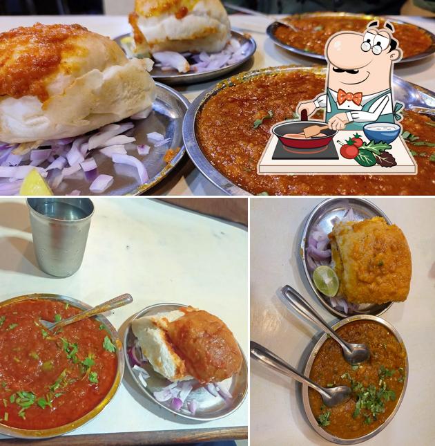 Chicken curry at Dwarka Pav Bhaji, Valsad