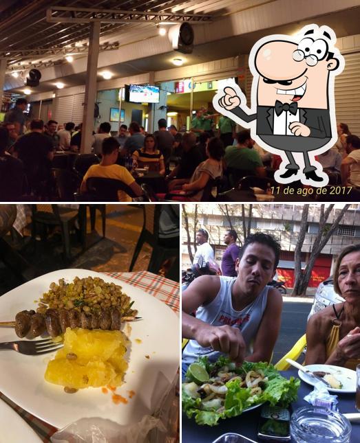 Sente em uma das mesas no Tainá-Kan Bar