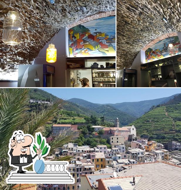 Goditi la vista dagli esterni di Trattoria Da Oscar Monterosso al Mare