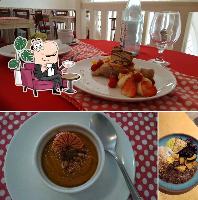 Entre diversos coisas, interior e comida podem ser encontrados no La Rouge Bistrô