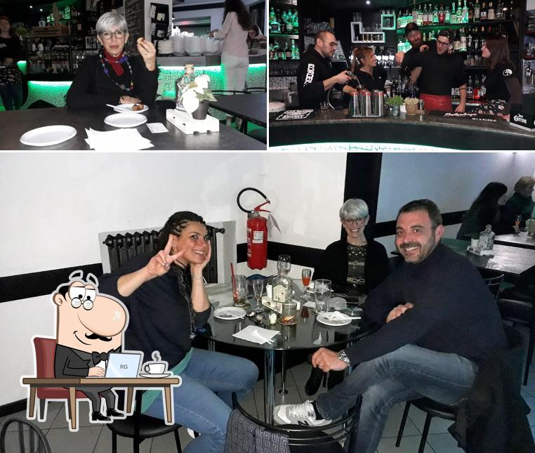 Dai un'occhiata agli interni di Borderline Cocktail Bar