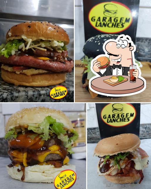 Os hambúrgueres do Garagem Lanches / lanches artesanais 100% omelete panquecas hot dogs batata recheada bolo no pote irão saciar uma variedade de gostos