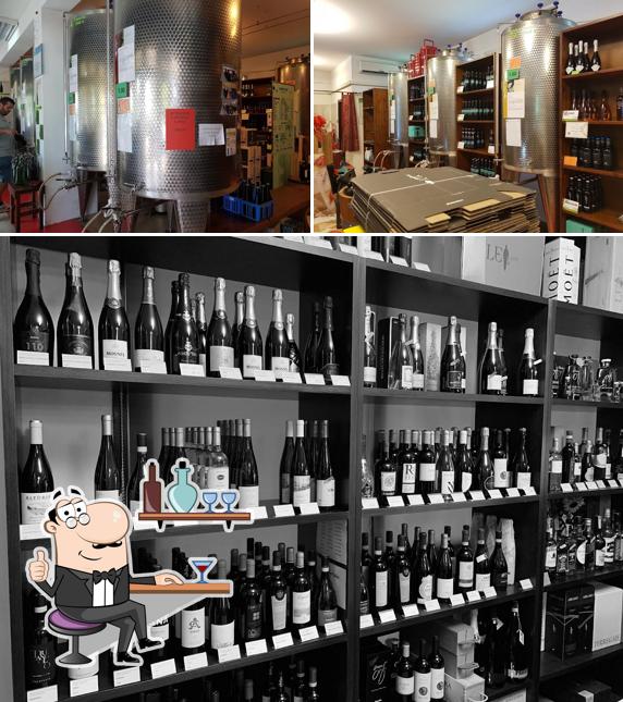 La foto di interni e bevanda da Enoteca Le Torri