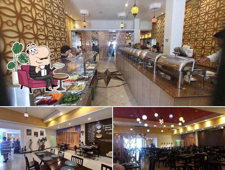 Sente em uma das mesas no Manara Restaurante Libanês - Sul