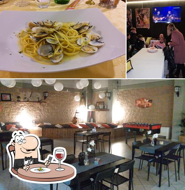 Tra le diverse cose da Club House "La Fenice" si possono trovare la cibo e interni
