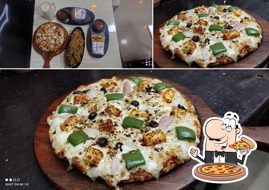 Pick pizza at Gemaasur Cafe