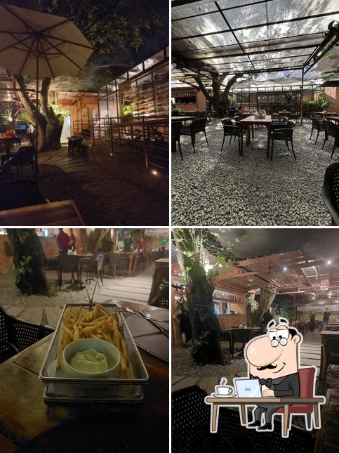 Sente em uma das mesas no Olegária Cozinha Informal