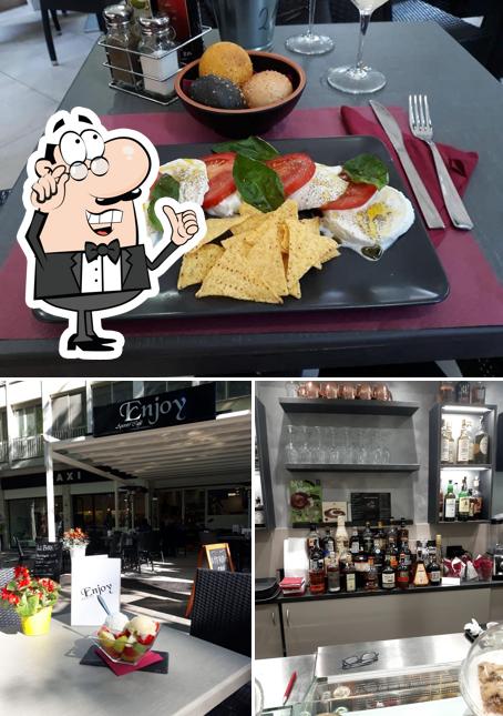La immagine della interni e cibo di Enjoy Aperitif Cafè