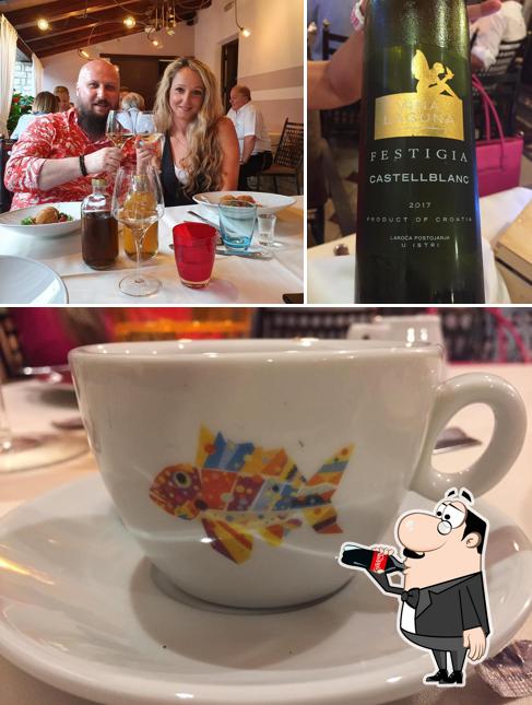 Questa è la immagine che presenta la bevanda e interni di Novigrad Ristorante Cok