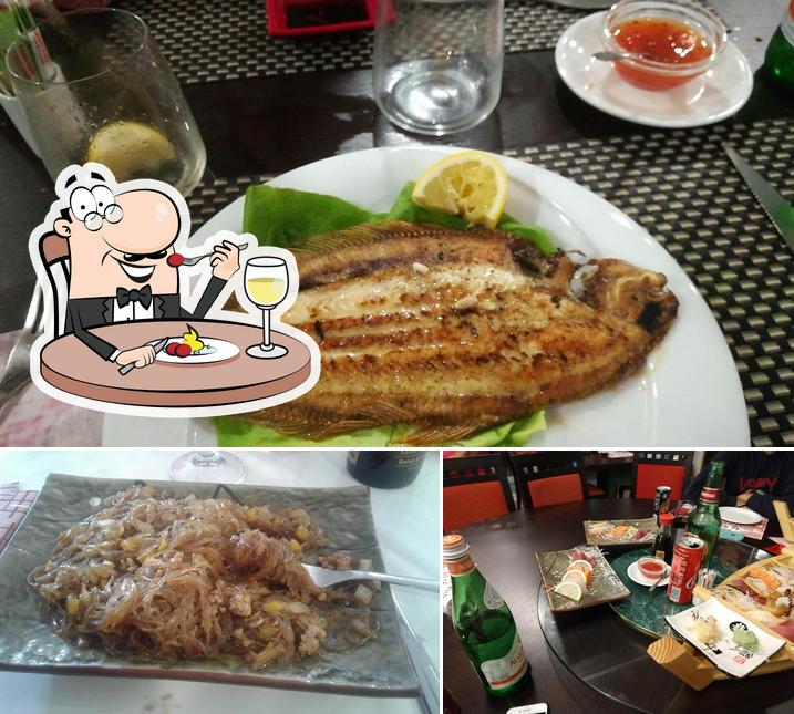 Tra le diverse cose da Nuova Cina si possono trovare la cibo e tavolo da pranzo