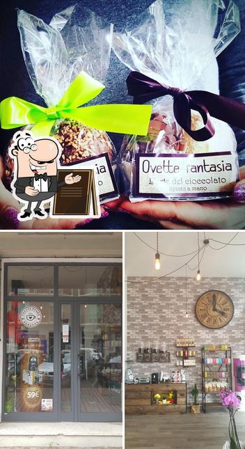 Dai un’occhiata alla foto che raffigura la esterno e cibo di MondoCaffè Sarzana
