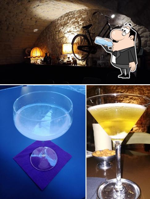 speakeasy club 1920 si caratterizza per la bevanda e esterno