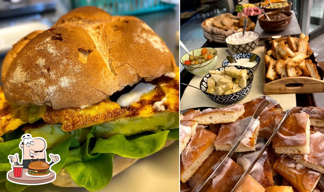 Ordina un hamburger a Eli Coffee & Wine