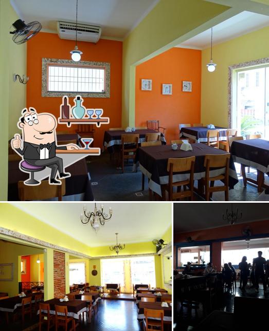 A imagem da interior e balcão de bar no Restaurante Colher de Pau