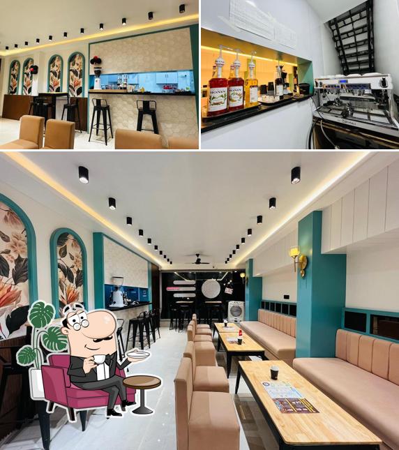 The photo of interior and beverage at ROBUST COFFEE LOUNGE