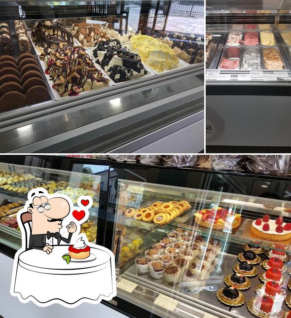 Pasticceria Santamaria offre un'ampia selezione di dessert