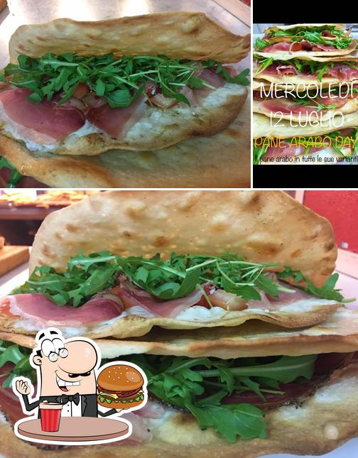 Prenditi un hamburger a Pizzeria l'angolo