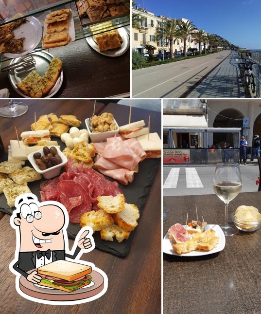 Ordina un panino a Piccolo Bar Ospedaletti