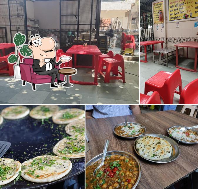 Check out how Delhi ke Mashhur Chhole Kulche looks inside
