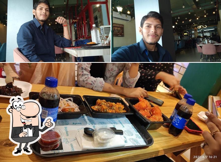 Check out how De'oriens Cafe & Dine (Now Cloud Kitchen in DE' Indies) looks inside