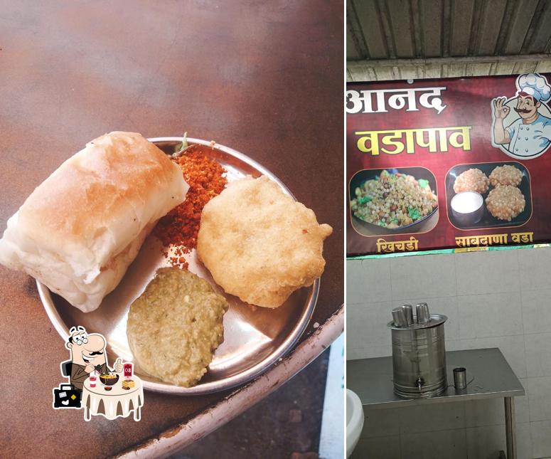Food at Anand Vada Pav