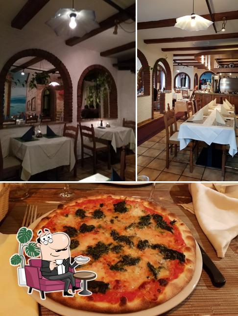 Dai un’occhiata alla immagine che mostra la interni e pizza di La Luna