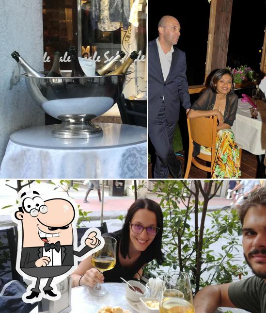 Dai un’occhiata alla foto che raffigura la interni e tavolo da pranzo di Bar BorgoStretto 43