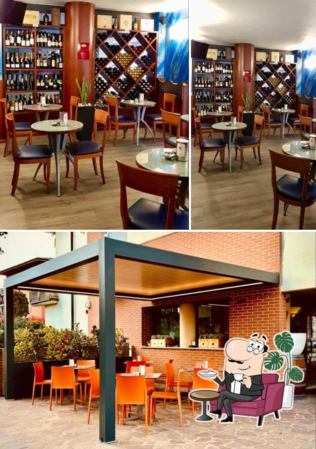 Siediti a un tavolo di Atmosfere Café