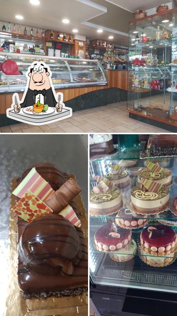Tra le diverse cose da Bar tabacchi Jeunesse si possono trovare la cibo e interni