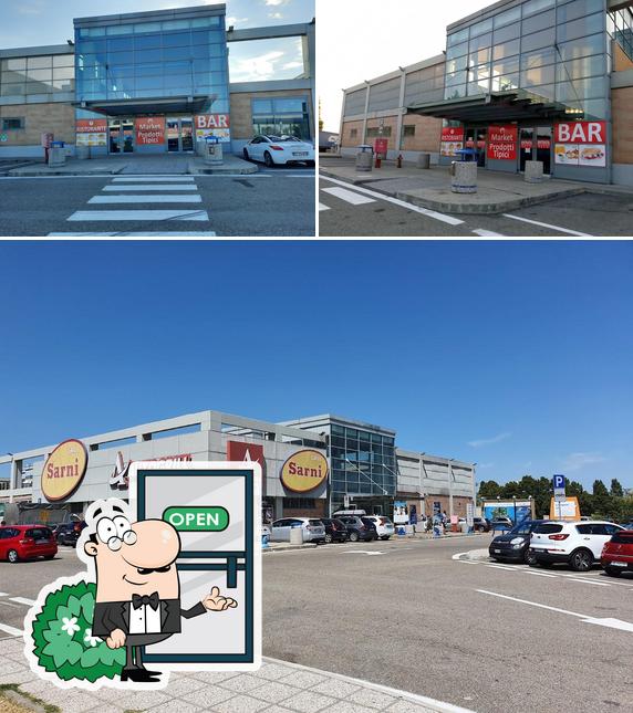 Goditi la vista dagli esterni di Area di Servizio Secchia Est