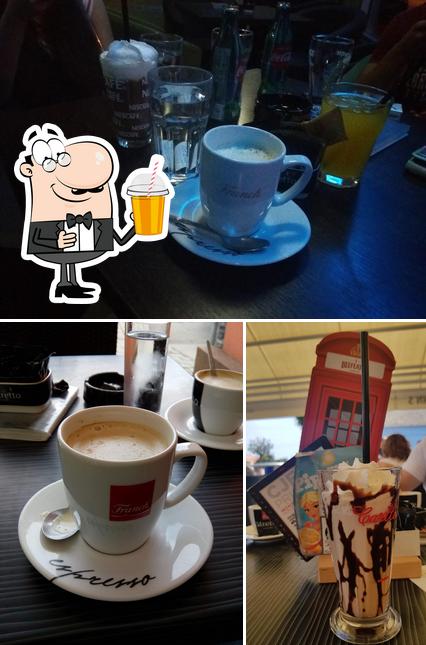 Goditi un drink a Caffe bar Glenn's