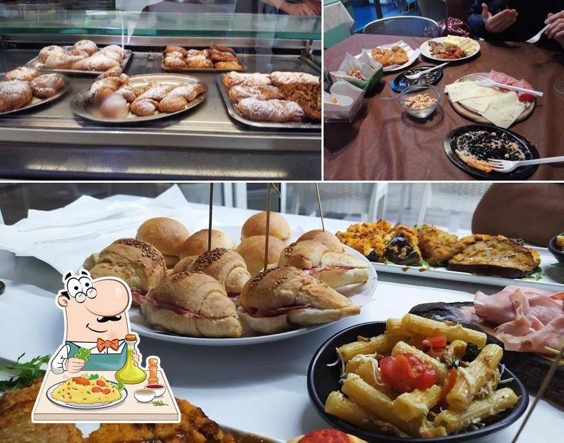 Tra le diverse cose da Magistro Caffè si possono trovare la cibo e tavolo da pranzo