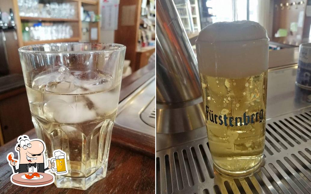 Puoi ordinare un rinfrescante bicchiere di birra chiara o scura
