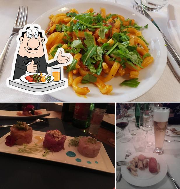 La foto di cibo e tavolo da pranzo da Al Vecchio Casale