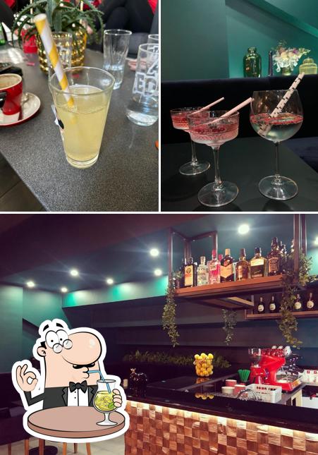 Questa è la immagine che mostra la bevanda e interni di Caffebar La Vie