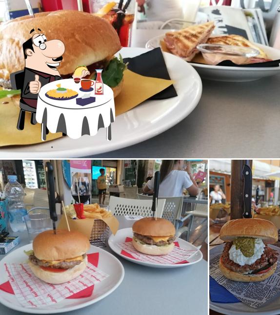 Prenditi un hamburger a Medusa Beach Bar