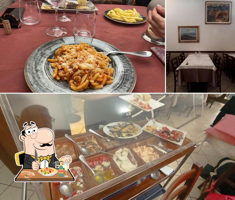 La foto della cibo e tavolo da pranzo di Trattoria Gino di Scintu Fabrizio
