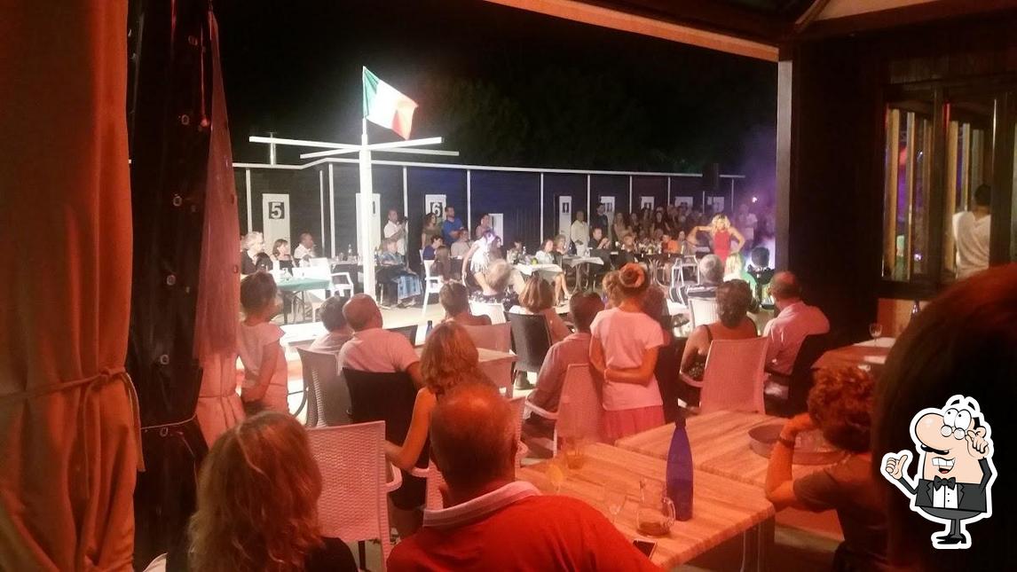 Siediti a un tavolo di Bagno Apollo Glam Beach Di Pinton Silvano