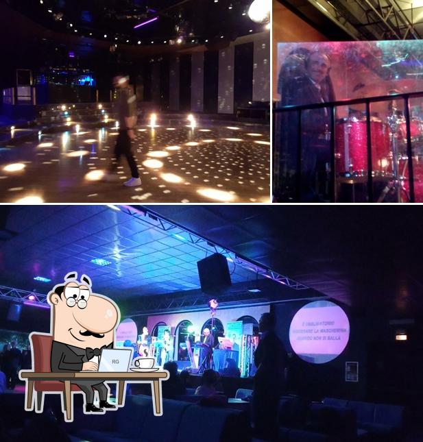 Dai un'occhiata agli interni di Decibel Club