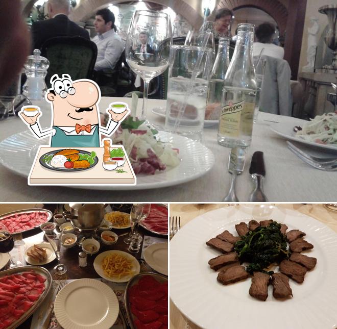 Questa è la immagine che presenta la cibo e interni di La Coupole