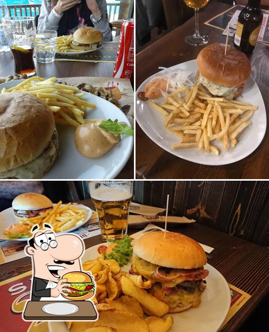 Gustati uno dei tipi di hamburger proposti a Old Wild West - Verona Via S. Giovanni Lupatoto