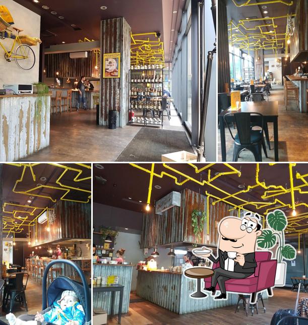 Gli interni di Submarine Burger Radnička