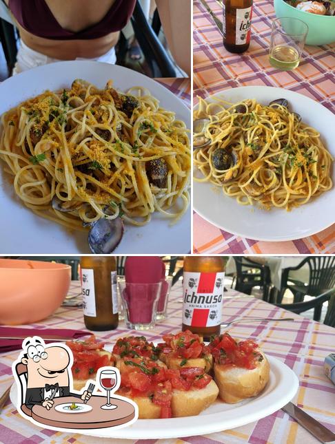 La cibo e interni del ristorante