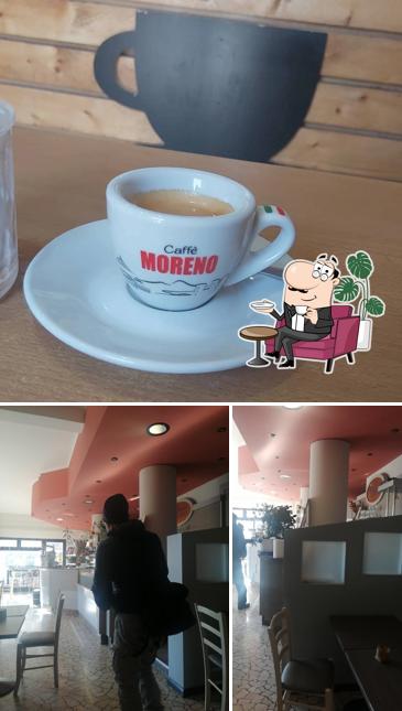 Dai un'occhiata agli interni di Bar Italia 2000