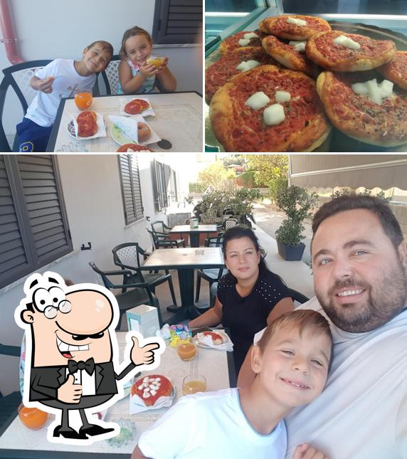 Guarda la immagine di Il Delfino - Bar, Pasticceria e Grafferia