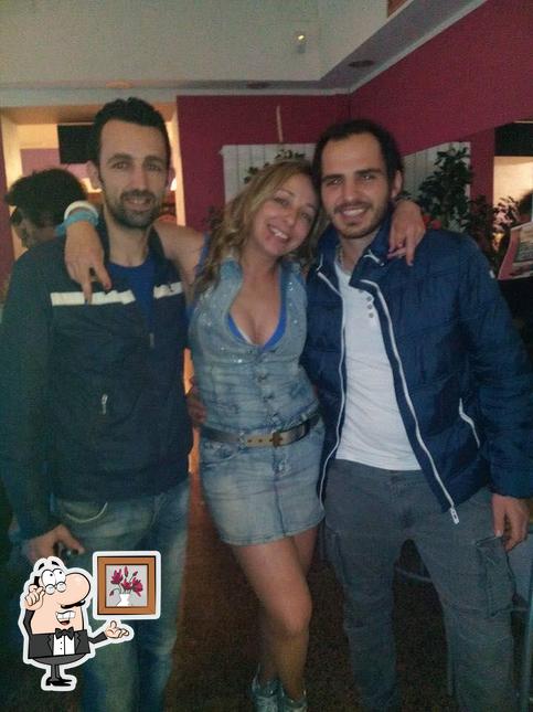 Dai un'occhiata agli interni di Roxy Bar