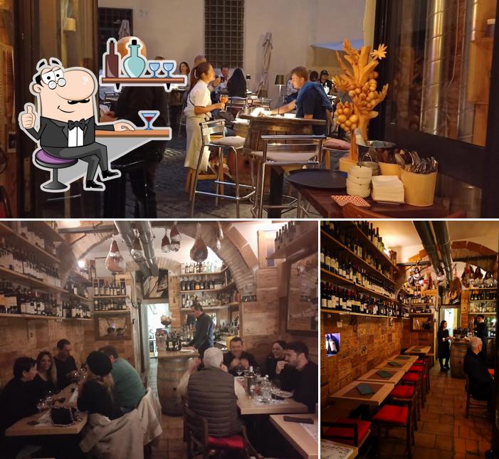 Gli interni di Vinoteca 900